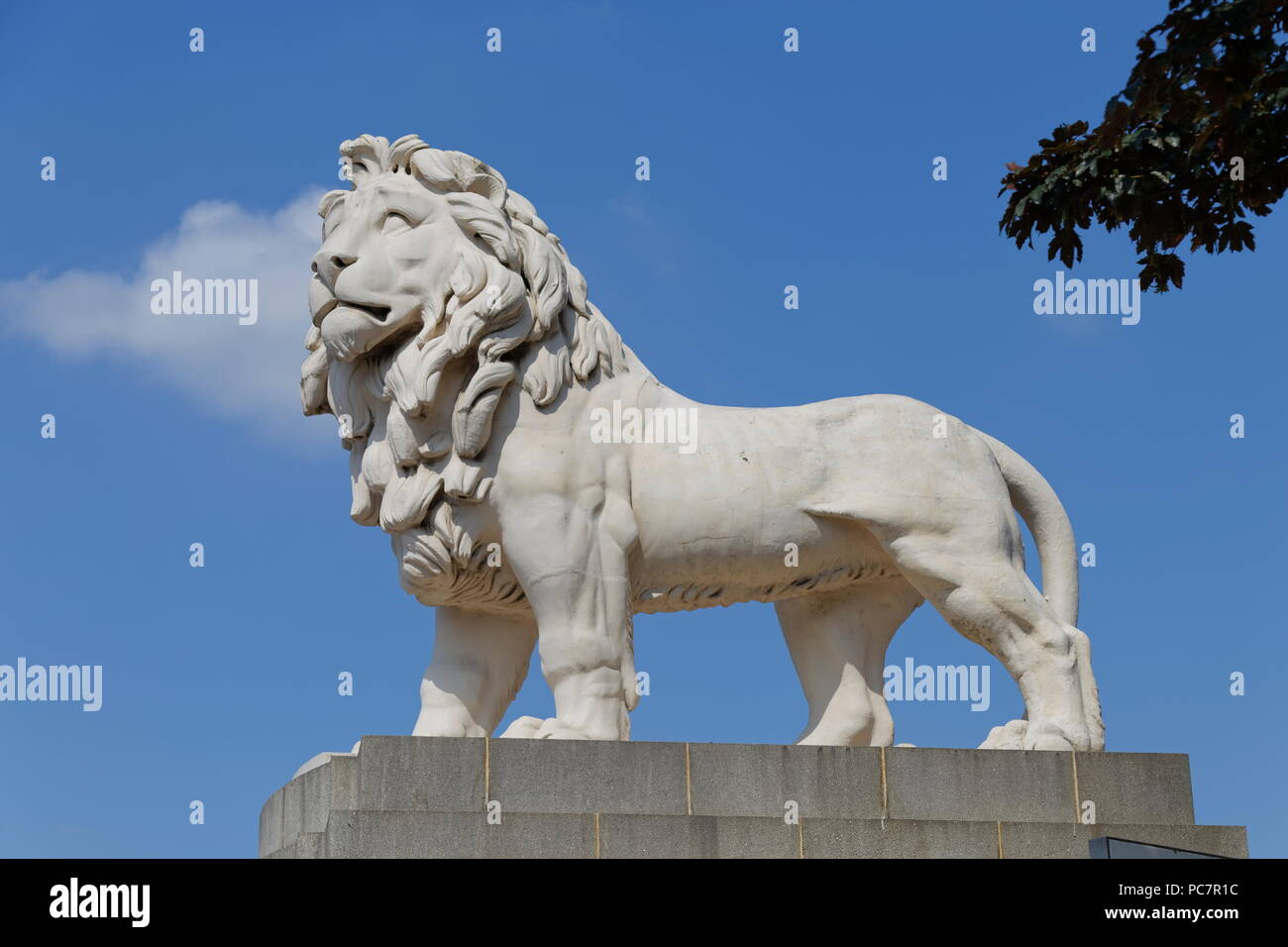 Die South Bank Lion ist ein Coade Stein Skulptur eines männlichen Löwen cast 1837 South Bank in London Stockfoto
