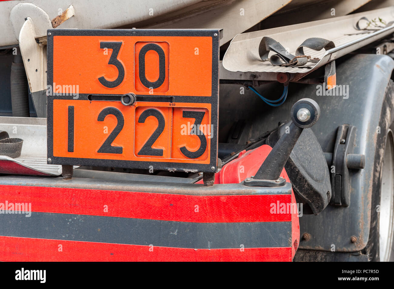Orange Kontrolllampe Warnblinkanlage Schild Kerosin (Inland Liquid Gas) wird auf einem LKW LKW transportiert. Stockfoto