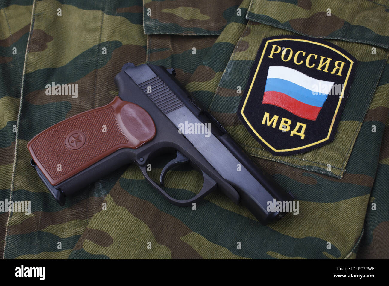 Sept. 21, 2017. Die russische Polizei Uniform Abzeichen mit 9-mm-Pistole Makarov camouflage einheitlichen Hintergrund Stockfoto