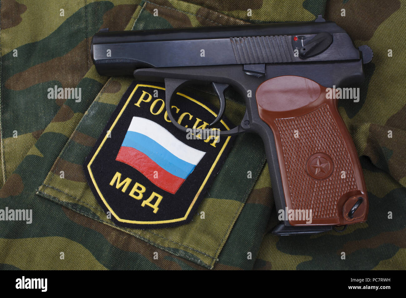 Sept. 21, 2017. Die russische Polizei Uniform Abzeichen mit 9-mm-Pistole Makarov camouflage einheitlichen Hintergrund Stockfoto