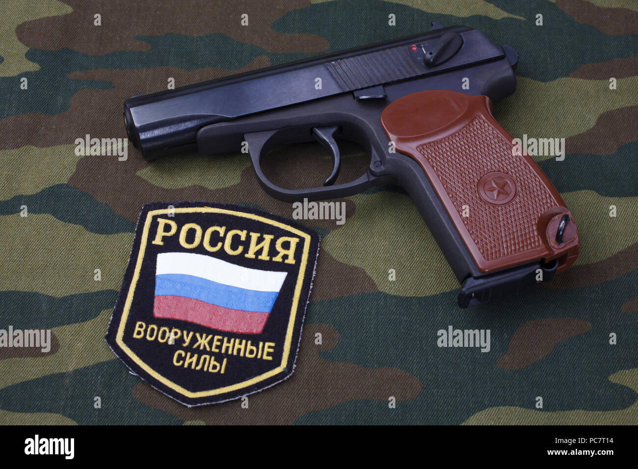 Sept. 21, 2017. Russische Armee Uniform Abzeichen mit 9-mm-Pistole Makarov camouflage einheitlichen Hintergrund Stockfoto