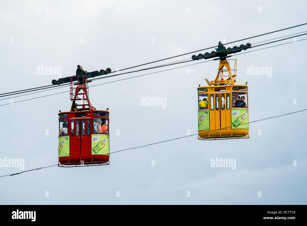 Die leuchtend roten und gelben Autos des berühmten Touristenattraktion kabel Autos von Kutaisi, Georgien, über einander Mitte fahren. Stockfoto