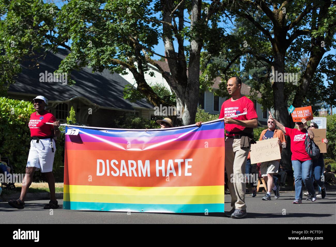 Anti-gun Aktivisten halten ein "isarm Hate' Banner, an der Eug Parade in Eugene, Oregon, USA. Stockfoto