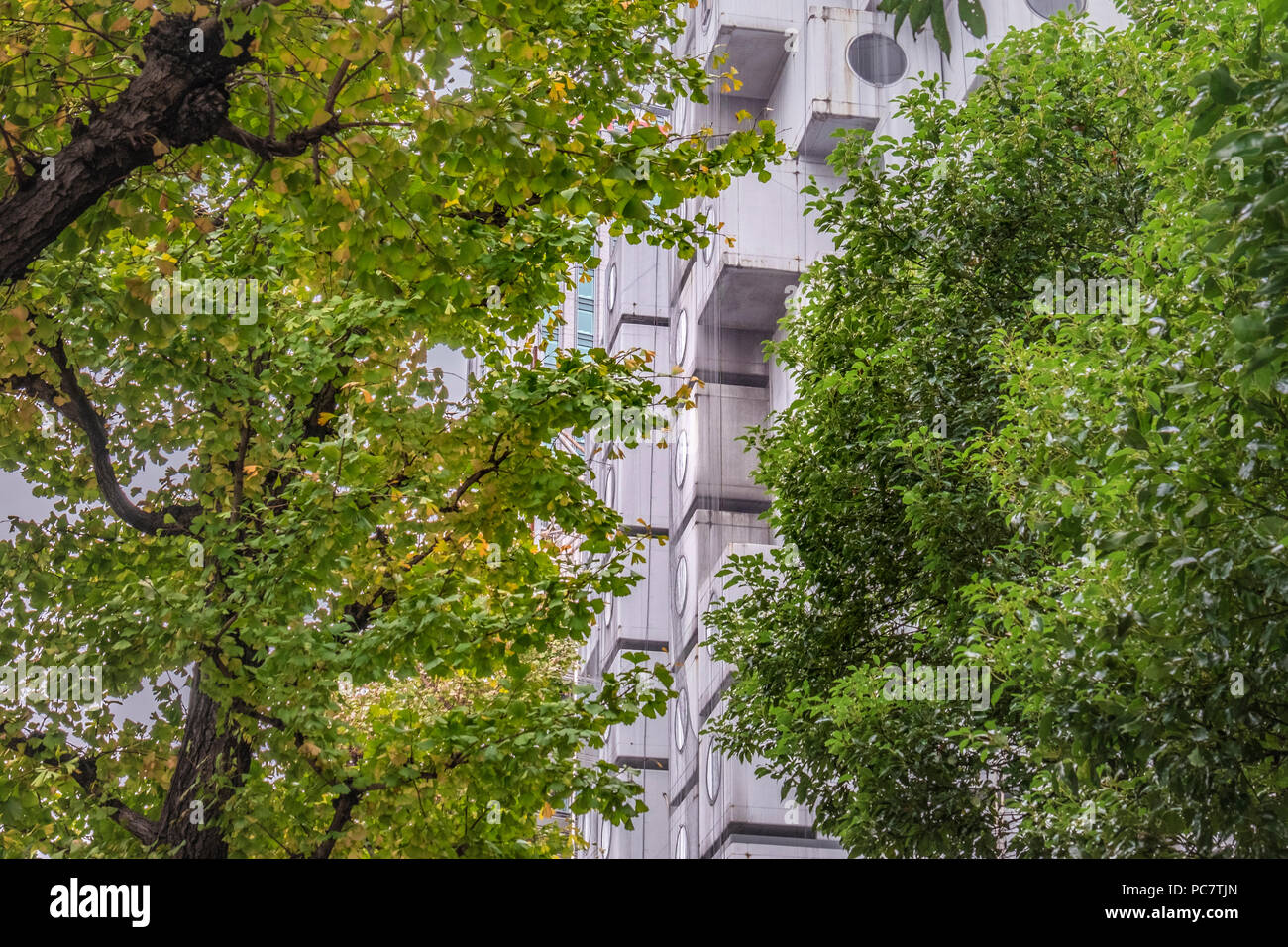 Nakagin Capsule Tower und konkrete Apartment Gebäude hinter der Hochbrücke Straße von Shuto Expressway in Shimbashi, Tokio, Japan. Die Nakagin Capsule Stockfoto