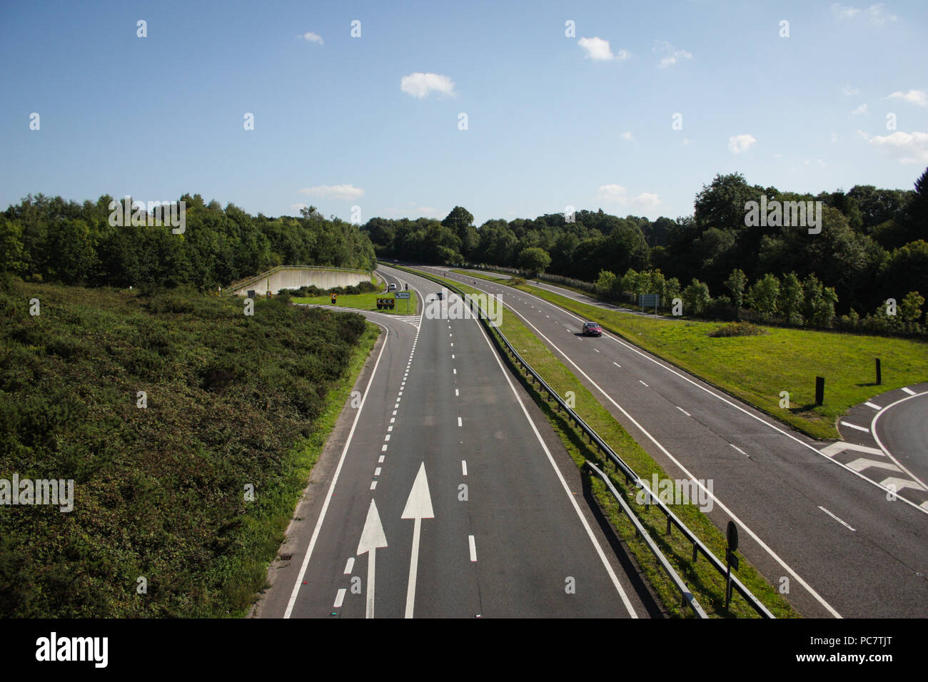 Licht der Verkehr auf der A3 Schnellstraße in Hampshire, England Stockfoto