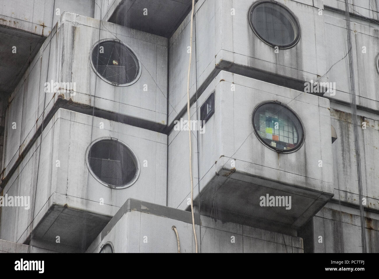 Nakagin Capsule Tower und konkrete Apartment Gebäude hinter der Hochbrücke Straße von Shuto Expressway in Shimbashi, Tokio, Japan. Die Nakagin Capsule Stockfoto