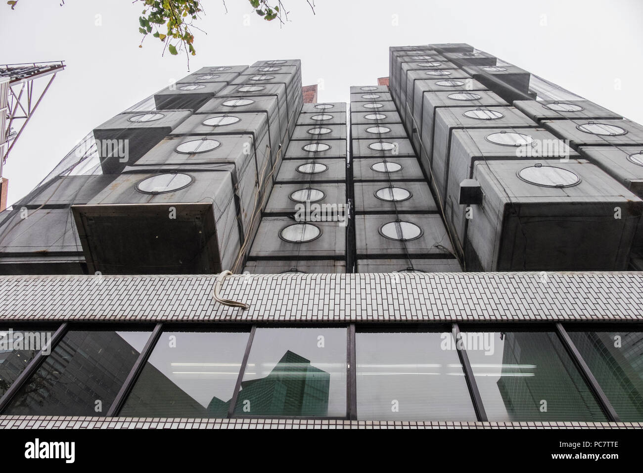 Nakagin Capsule Tower und konkrete Apartment Gebäude hinter der Hochbrücke Straße von Shuto Expressway in Shimbashi, Tokio, Japan. Die Nakagin Capsule Stockfoto