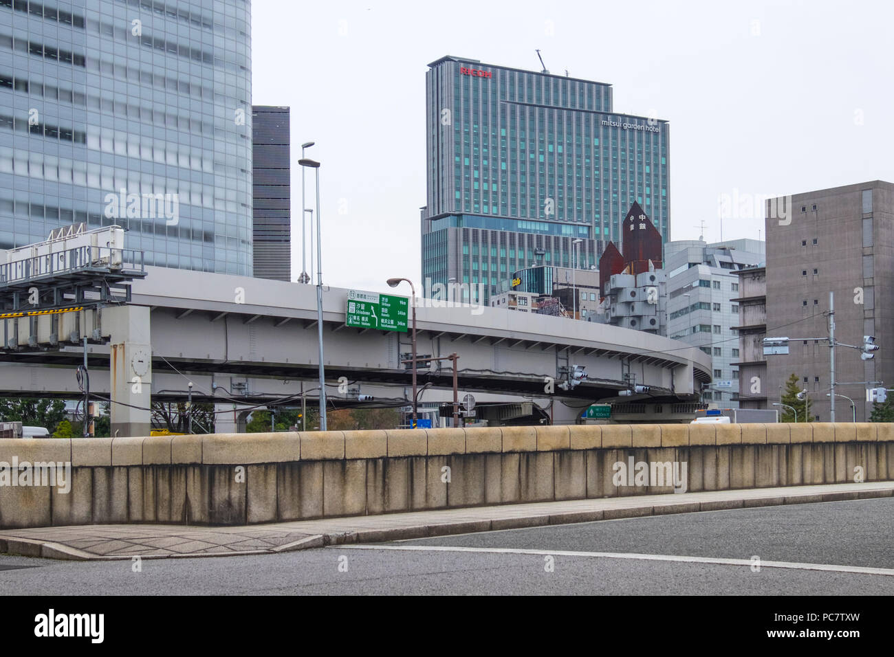 Nakagin Capsule Tower und konkrete Apartment Gebäude hinter der Hochbrücke Straße von Shuto Expressway in Shimbashi, Tokio, Japan. Die Nakagin Capsule Stockfoto