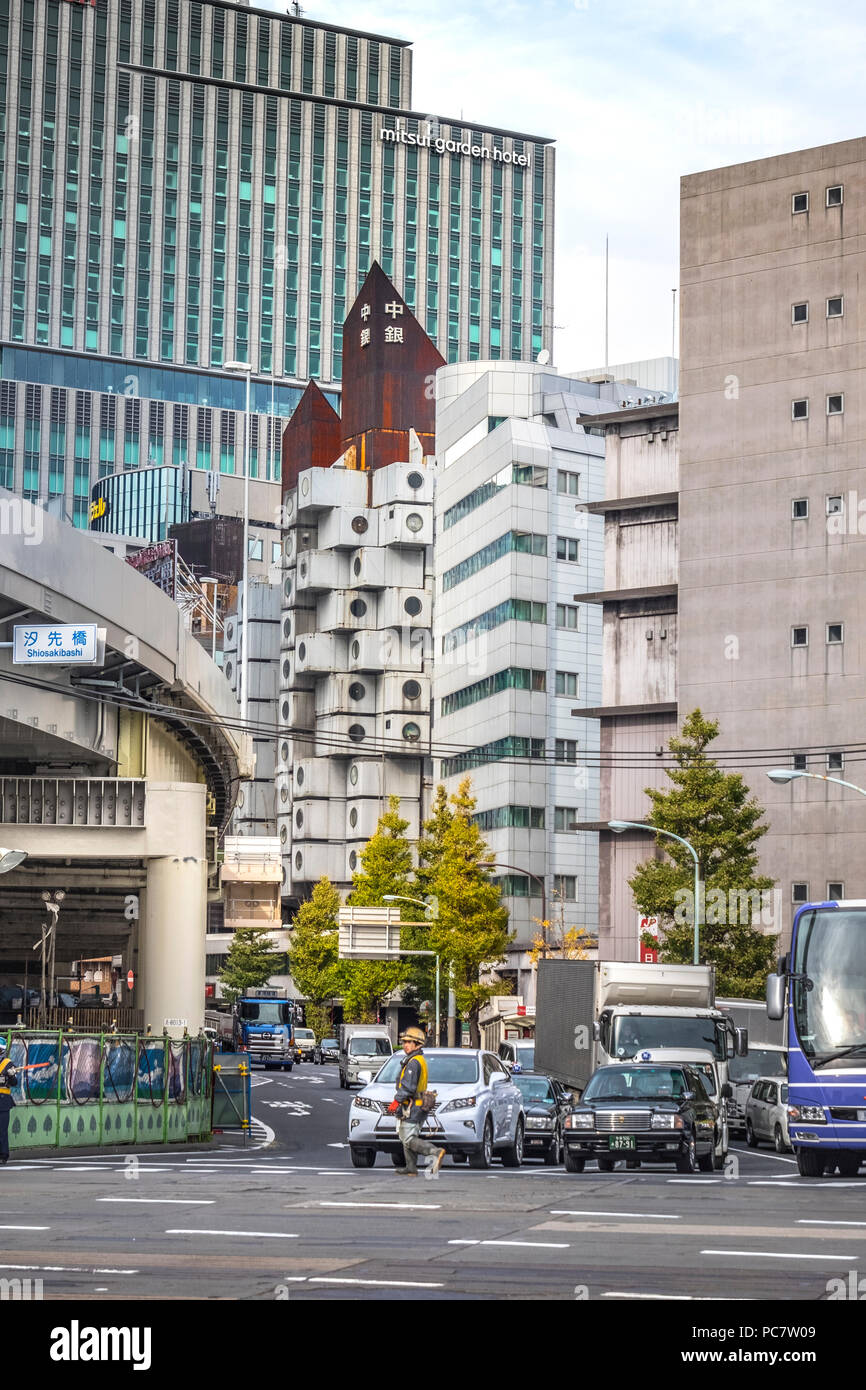 Nakagin Capsule Tower und konkrete Apartment Gebäude hinter der Hochbrücke Straße von Shuto Expressway in Shimbashi, Tokio, Japan. Die Nakagin Capsule Stockfoto