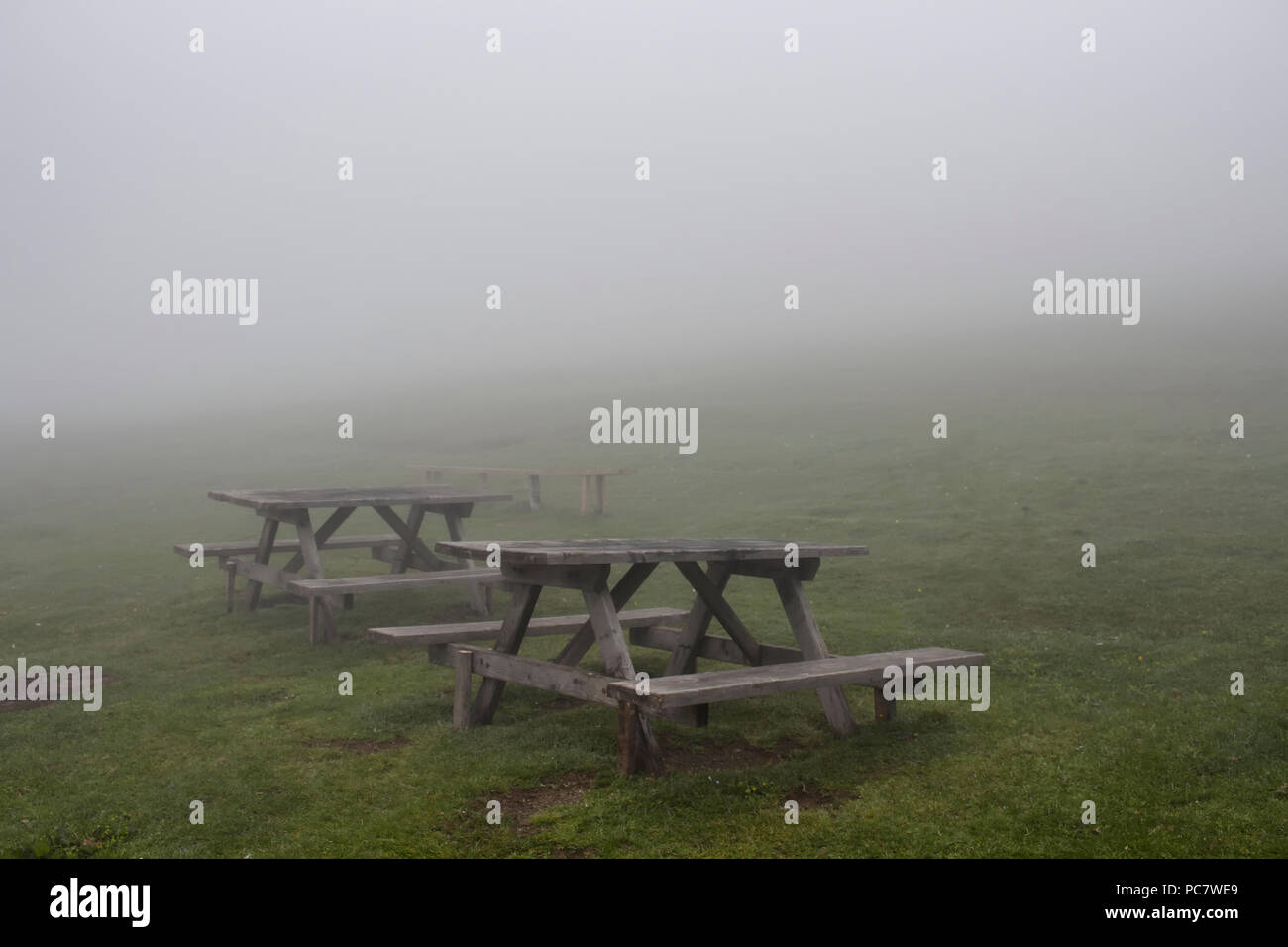 Holzbänke und Rasenfläche im Nebel. Das Bild wird in der Berg rief Sis von Trabzon Stadt in der Schwarzmeerregion der Türkei erfasst. Stockfoto