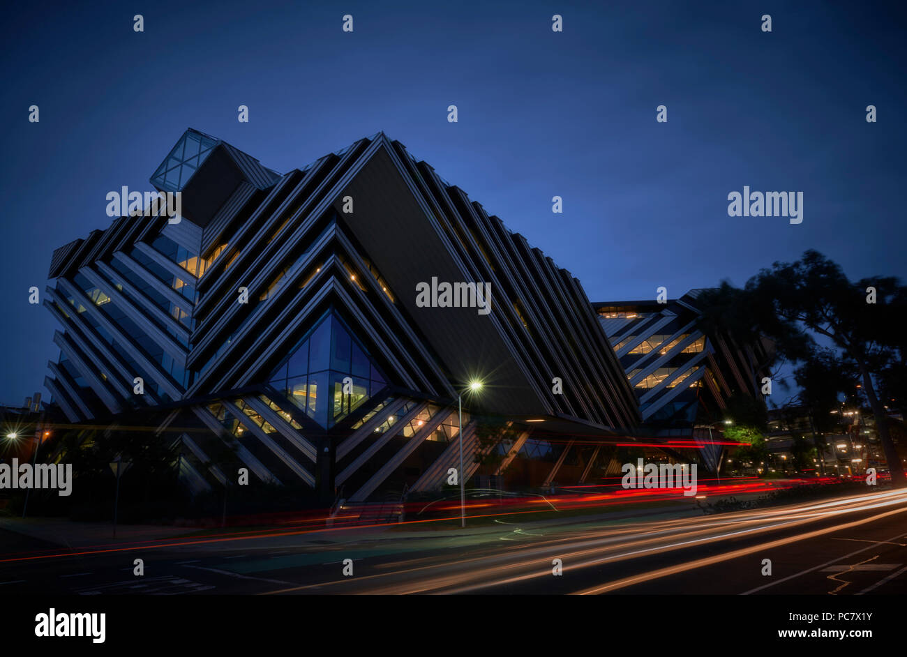 Neue Horizonte Research Center, an der Monash University in der Nacht. Stockfoto