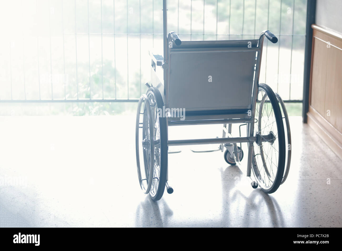 Rollstühle im Krankenhaus, Rollstühle für behinderte Patienten Dienstleistungen. mit Licht kopieren Speicherplatz auf der linken Bereich Stockfoto