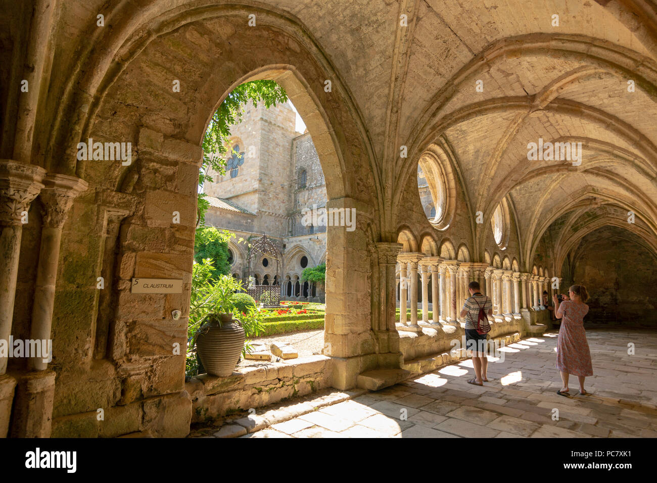 Kreuzgang der Abtei Sainte-Marie de Fontfroide oder Fontfroide Abbey in der Nähe von Narbonne, Aude, Royal, Frankreich, West Europa Stockfoto