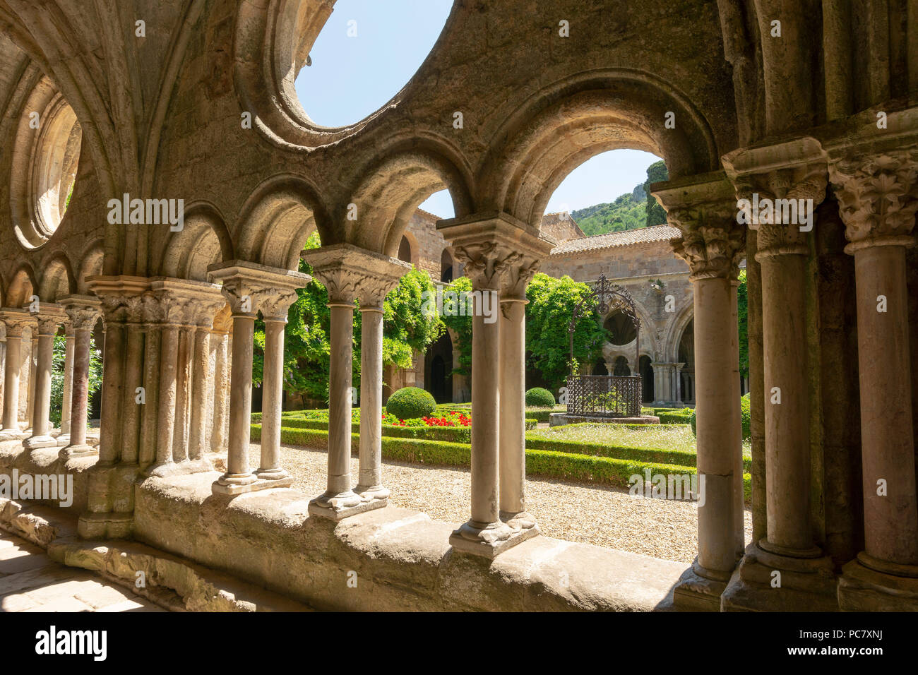 Kreuzgang der Abtei Sainte-Marie de Fontfroide oder Fontfroide Abbey in der Nähe von Narbonne, Aude, Royal, Frankreich, West Europa Stockfoto