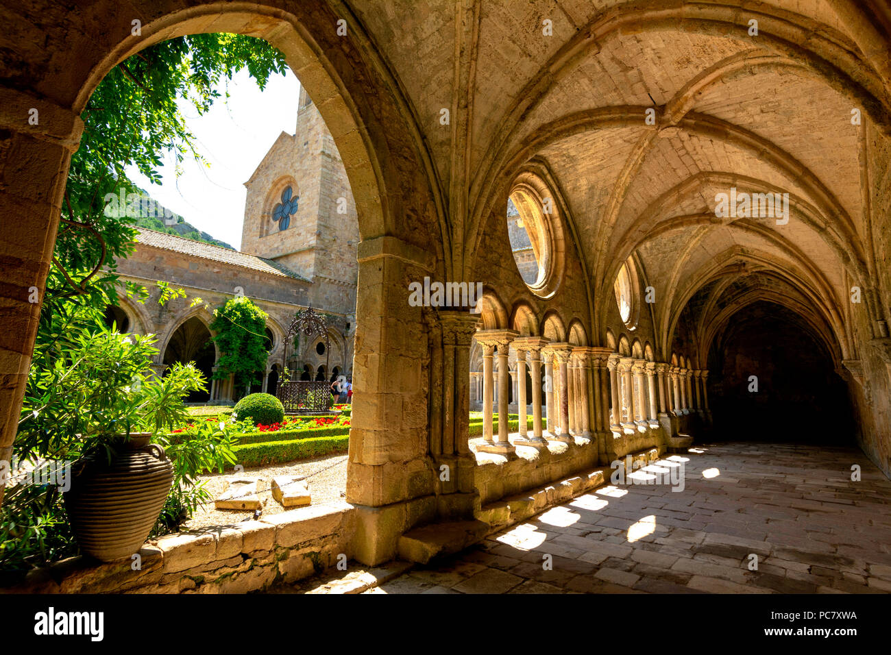 Kreuzgang der Abtei Sainte-Marie de Fontfroide oder Fontfroide Abbey in der Nähe von Narbonne, Aude, Royal, Frankreich, West Europa Stockfoto