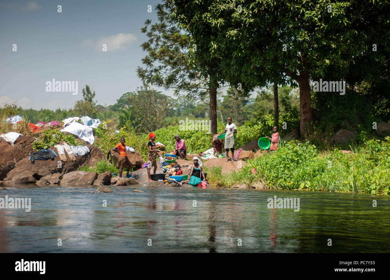 Ugandische Familien Waschen im Fluss Nil bei Jinja, Uganda Stockfoto