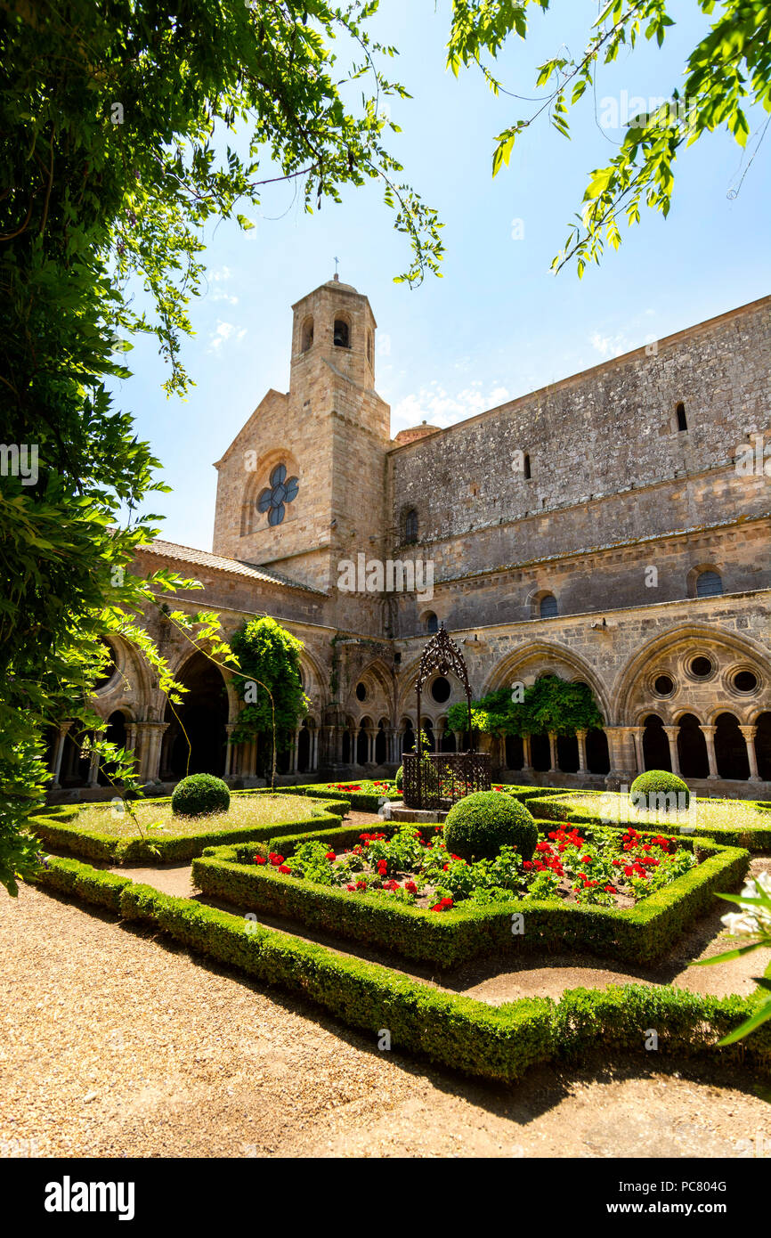 Kreuzgang und gut an der Abtei Sainte-Marie de Fontfroide oder Fontfroide Abbey in der Nähe von Narbonne, Aude, Royal, Frankreich, West Europa Stockfoto