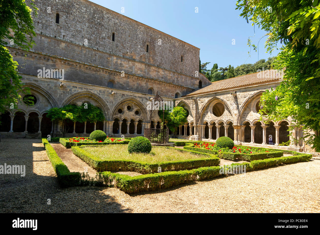 Kreuzgang und gut an der Abtei Sainte-Marie de Fontfroide oder Fontfroide Abbey in der Nähe von Narbonne, Aude, Royal, Frankreich, West Europa Stockfoto