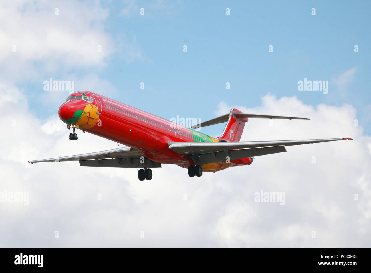 Danish Air Transport MD-83 OY-RUE Landung in London Heathrow Flughafen, Großbritannien Stockfoto