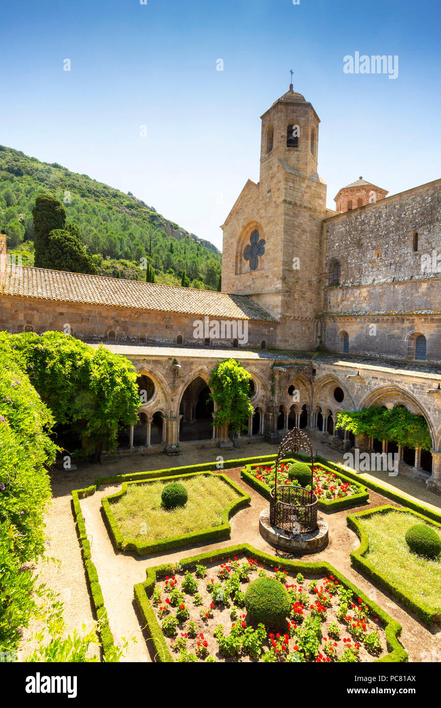 Kreuzgang und gut an der Abtei Sainte-Marie de Fontfroide oder Fontfroide Abbey in der Nähe von Narbonne, Aude, Royal, Frankreich, West Europa Stockfoto
