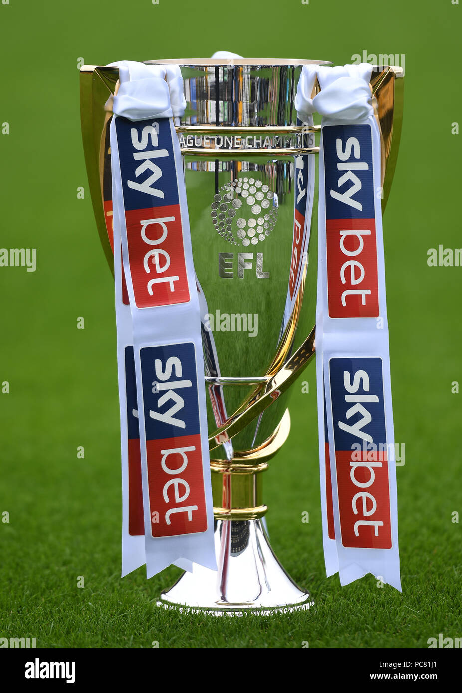Ein Blick in den Himmel Wette Liga eine Trophäe in die efl Saison 2018/19 Media Event am Meadow Lane, Nottingham. Stockfoto