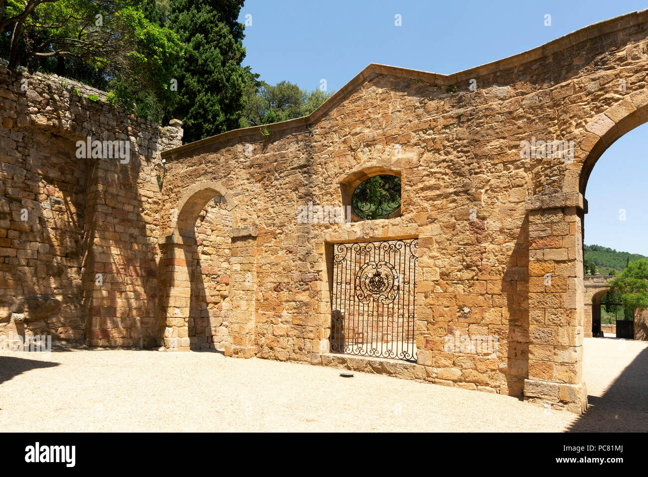 Innenhof der Abtei Sainte-Marie de Fontfroide oder Fontfroide Abbey in der Nähe von Narbonne, Aude, Royal, Frankreich, West Europa Stockfoto
