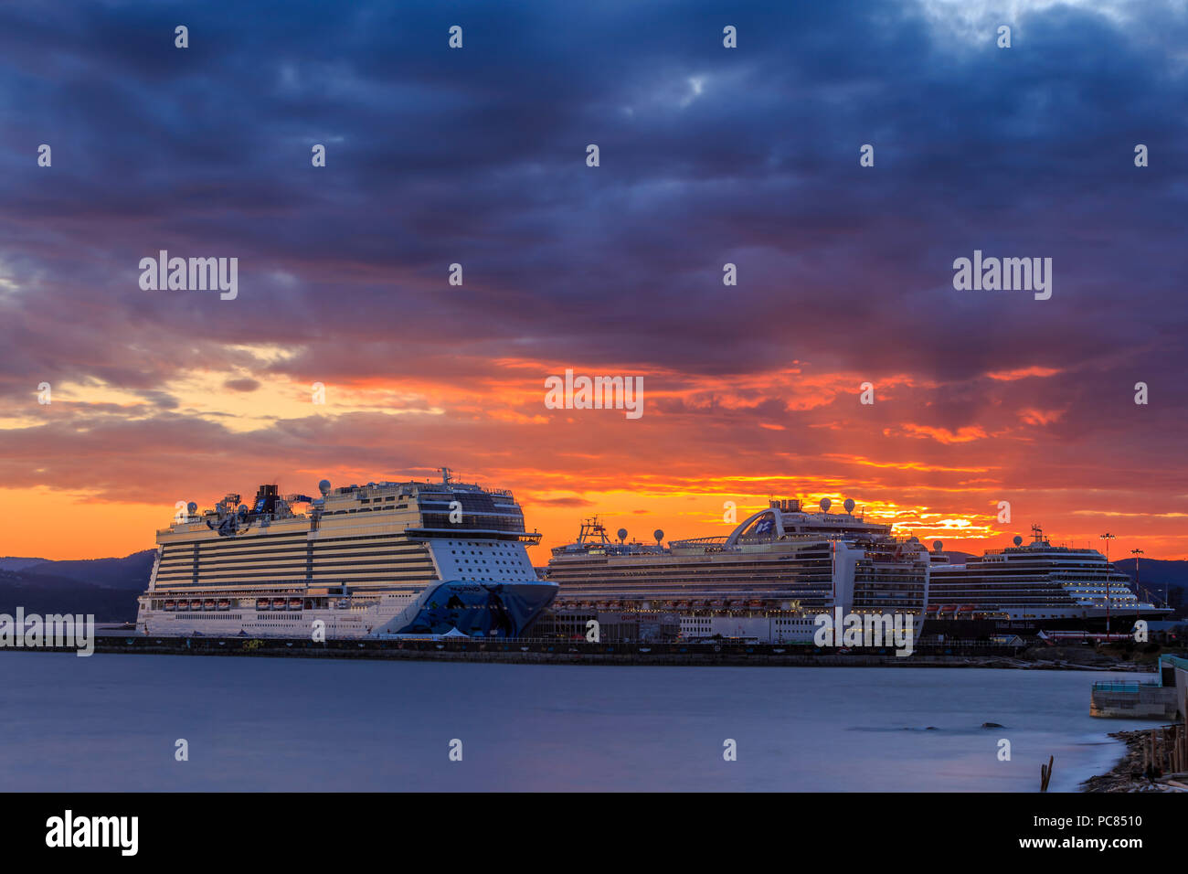 Kreuzfahrtschiffe Norwegian Bliss, Ruby Princess und Eurodam Anker am Ogden Point port-Victoria, British Columbia, Kanada. Stockfoto