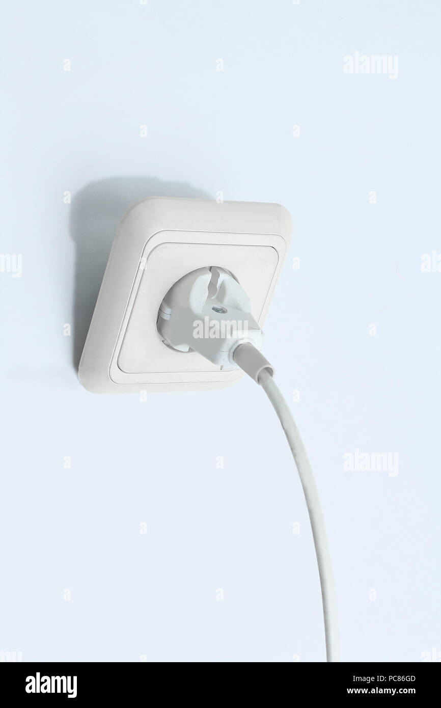 Stecken Sie Den Stecker In Eine Steckdose Auf Einem Weissen Hintergrund Stockfotografie Alamy