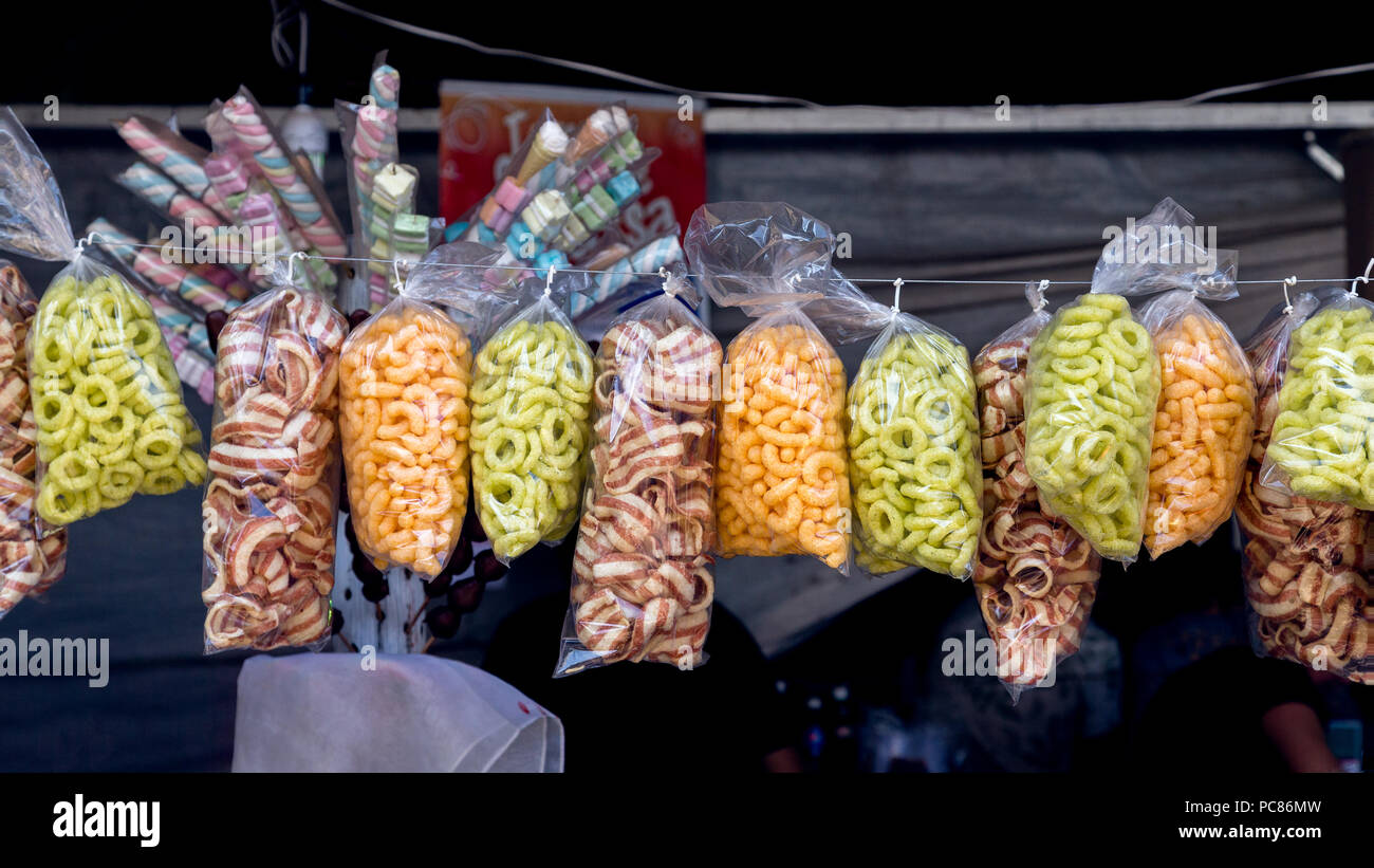 Bunte Snacks in einem brasilianischen Street Market - Pocinhos do Rio Verde, Minas Gerais, Brasilien Stockfoto