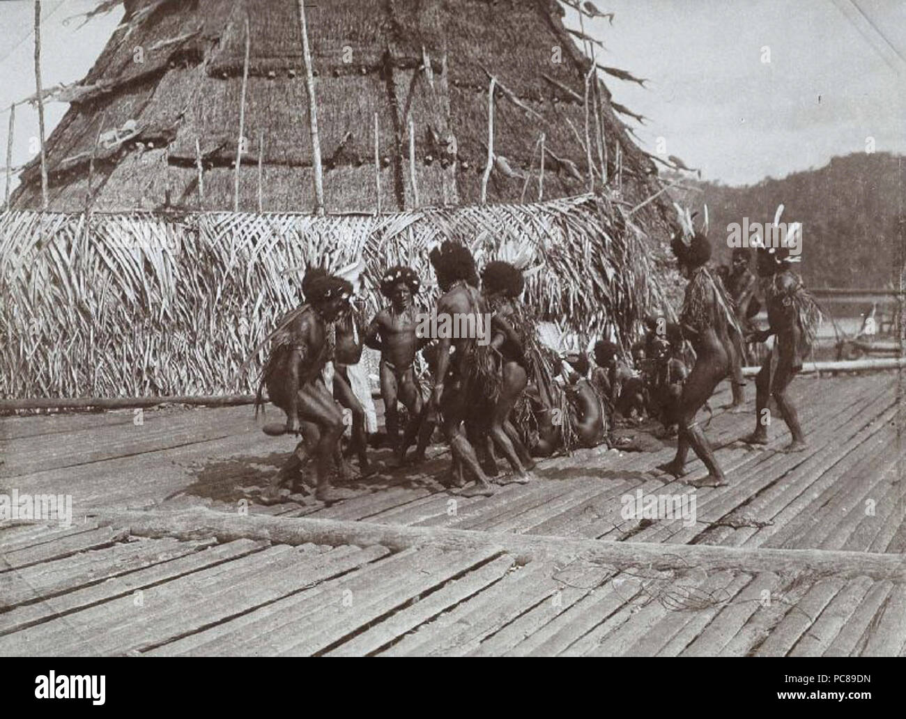 64 Dansfeest op het Plattform bij het mannenhuis in Tobadi-Collectie stichting Nationaal Museum van Wereldculturen-TM -60010051 Stockfoto