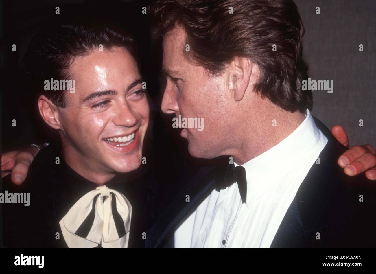 Robert Downey Jr. und Ryan O'Neal 1989 Foto von Adam Schädel/PHOTOlink.net/MediaPunch Stockfoto