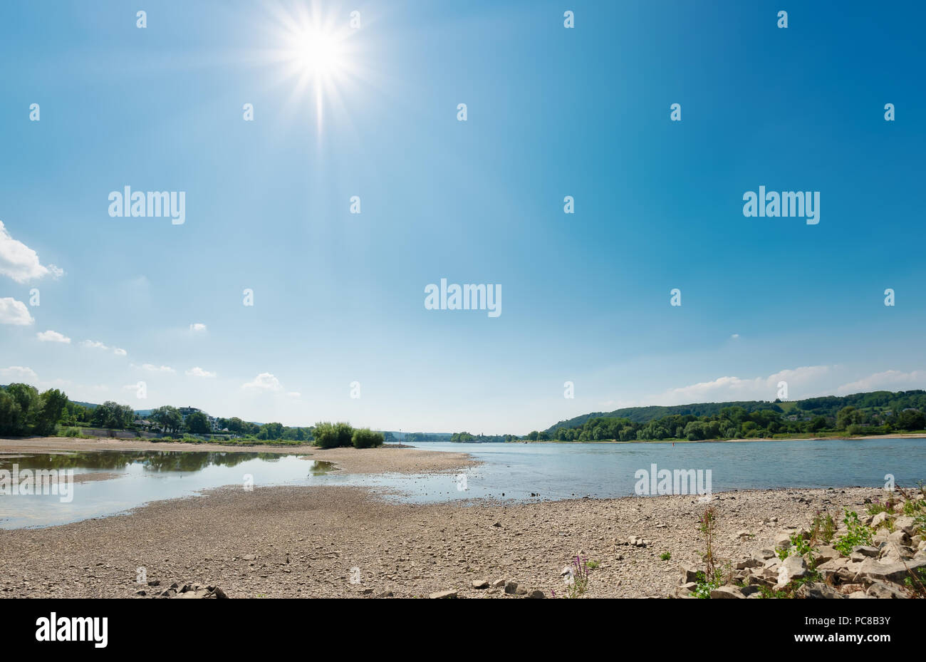 Niedriger Wasserstand im ausgetrockneten Flussbett des Rheins zwischen Leisten, durch anhaltende Dürre, Nordrhein-Westfalen, Deutschland Stockfoto