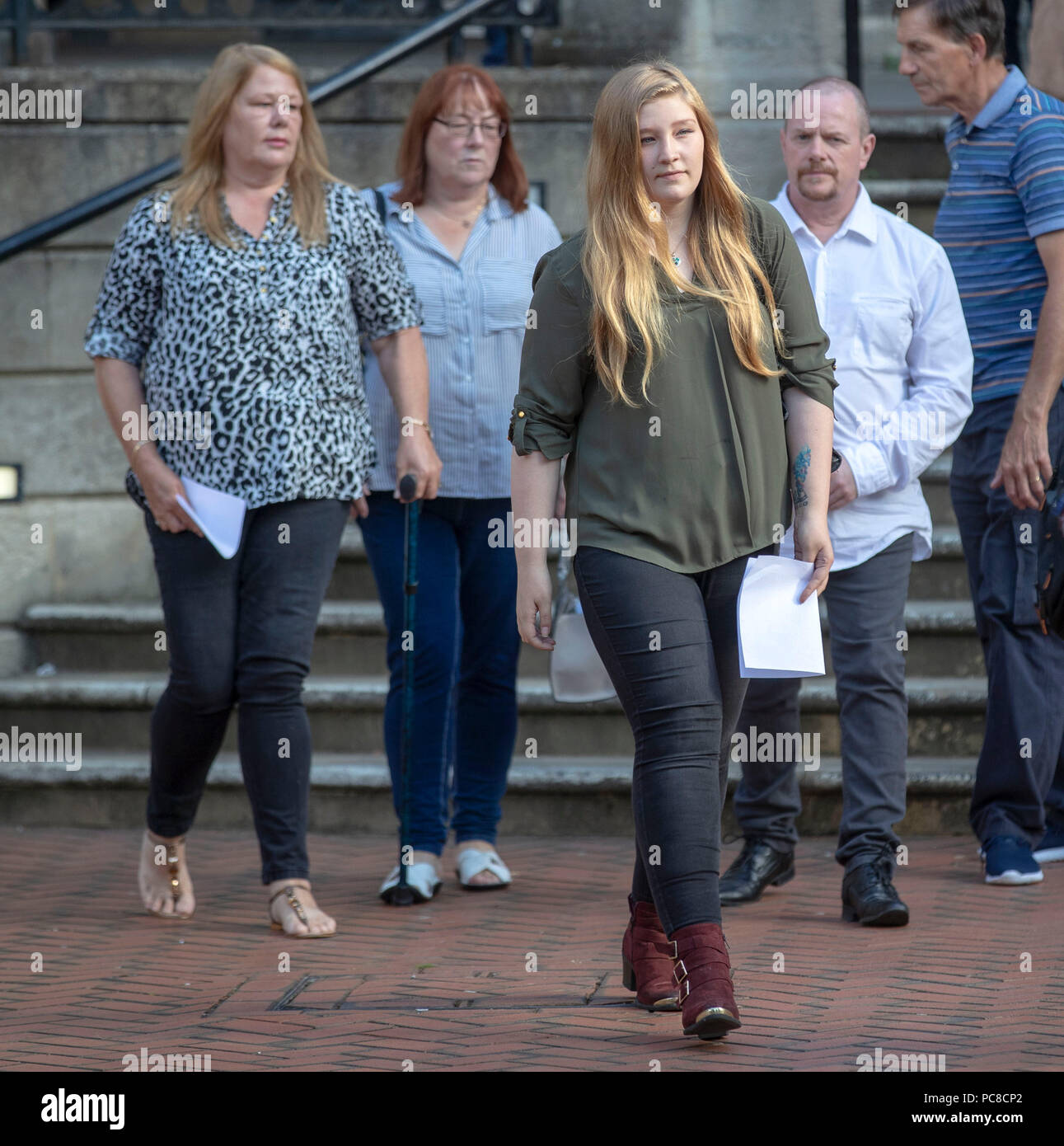Die Familie von Joanne Rand, lassen Sie das Crown Court in der Lesung nach Xeneral Webster für 17 Jahre nach einem säureangriff, in dem Joanne Rand mit Säure von Kopf bis Fuß nass gespritzt wurde, als sie unversehens in eine Drogen Streit gefangen wurde inhaftiert wurde. Stockfoto