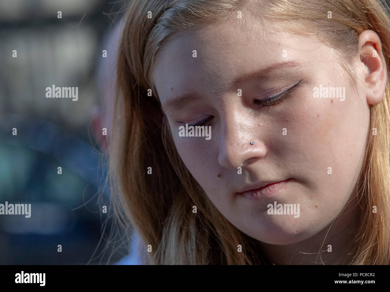 Joannes Rand Tochter Katie Pitwell außerhalb Lesen Crown Court nach Xeneral Webster für 17 Jahre nach einem säureangriff, in dem Joanne Rand mit Säure von Kopf bis Fuß nass gespritzt wurde, als sie unversehens in eine Drogen Streit gefangen wurde inhaftiert wurde. Stockfoto