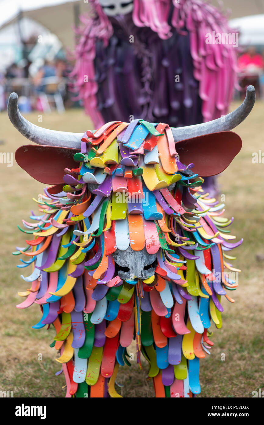 Farbenfrohe Hochland-Kuhkalbskulptur auf der RHS Tatton Park Flower Show 2018, Keshire, Großbritannien. Kunstskulptur von ArtFe Stockfoto