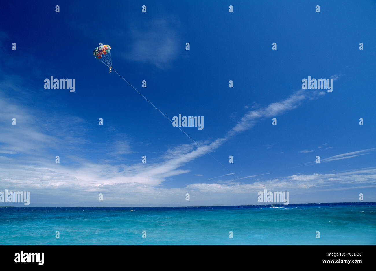 Parasailing vom Strand Beachcomber Resort. Stockfoto