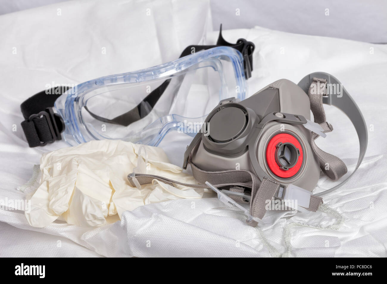 Persönliche Schutzausrüstung bestehend aus einer Maske malen, eine atmungsaktive Arbeit Overall, Schutzbrille und Handschuhe. Stockfoto