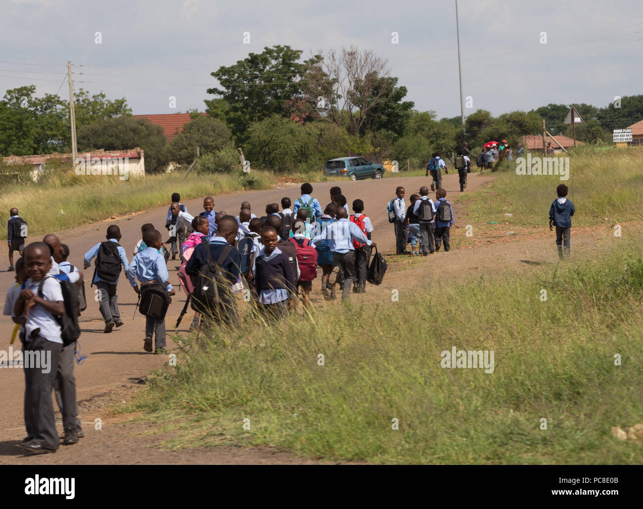 Afrikanische Schulkinder auf dem Weg nach der Schule ist zu Ende und Sie sind auf dem Weg nach Hause North West Provinz, Südafrika Stockfoto