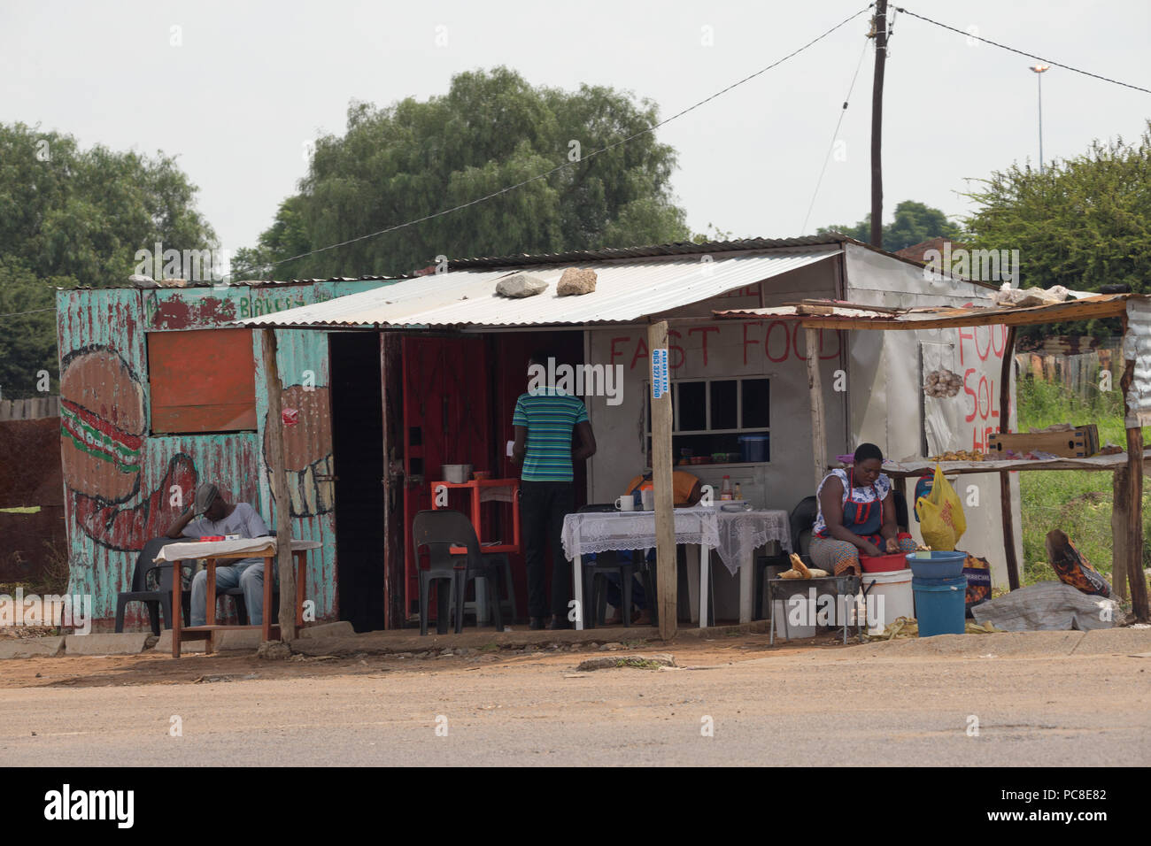 Fast Food essen am Straßenrand des ländlichen Raums außerhalb von Johannesburg, Gauteng, Südafrika Stockfoto