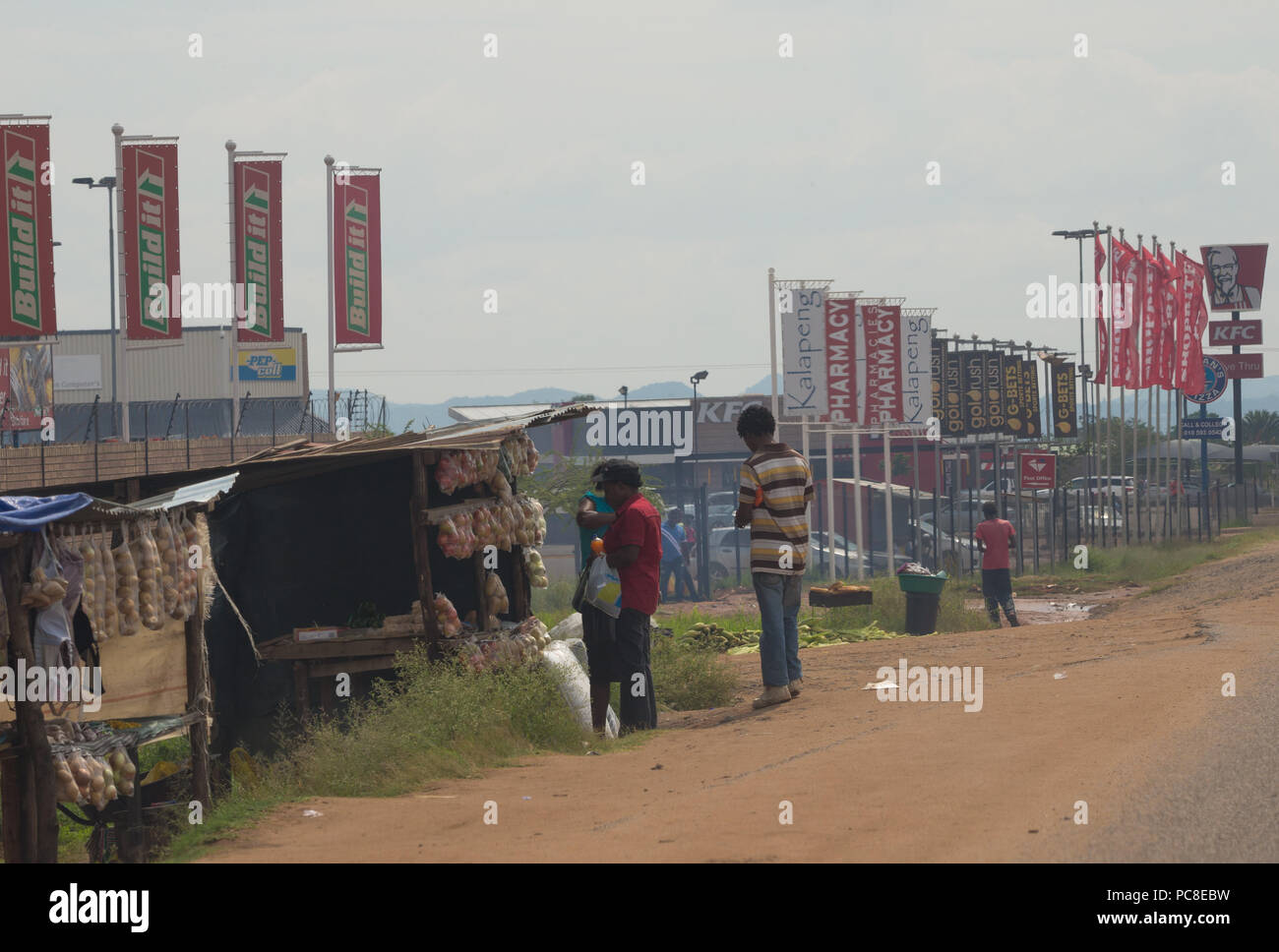 Leute an einem strassenrand Verkäufer kaufen Obst und Gemüse in Johannesburg, Gauteng, Südafrika authentischen Lebensstil Stockfoto