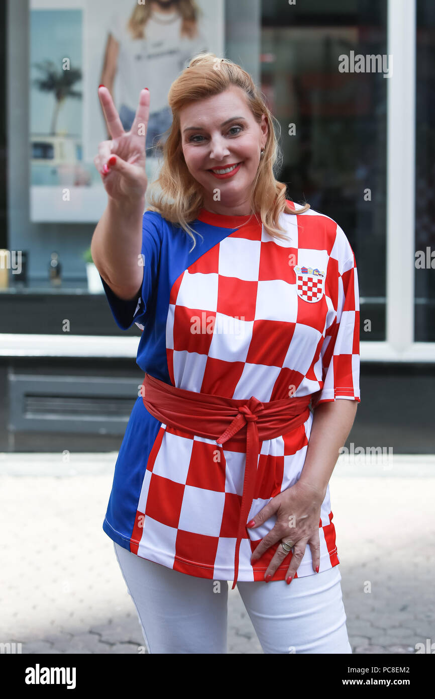 ZAGREB, KROATIEN - 16. JULI 2018: Kroatien National Football Team willkommen zu Hause feiern. Juric Celjuska kroatische Journalist und Redakteur kommen zu C Stockfoto