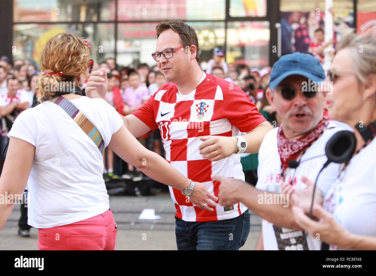 ZAGREB, KROATIEN - 16. JULI 2018: Kroatien National Football Team willkommen zu Hause feiern. HRT Journalist und TV-Moderator Frano Ridjan kommen zur Zeremonie. Stockfoto