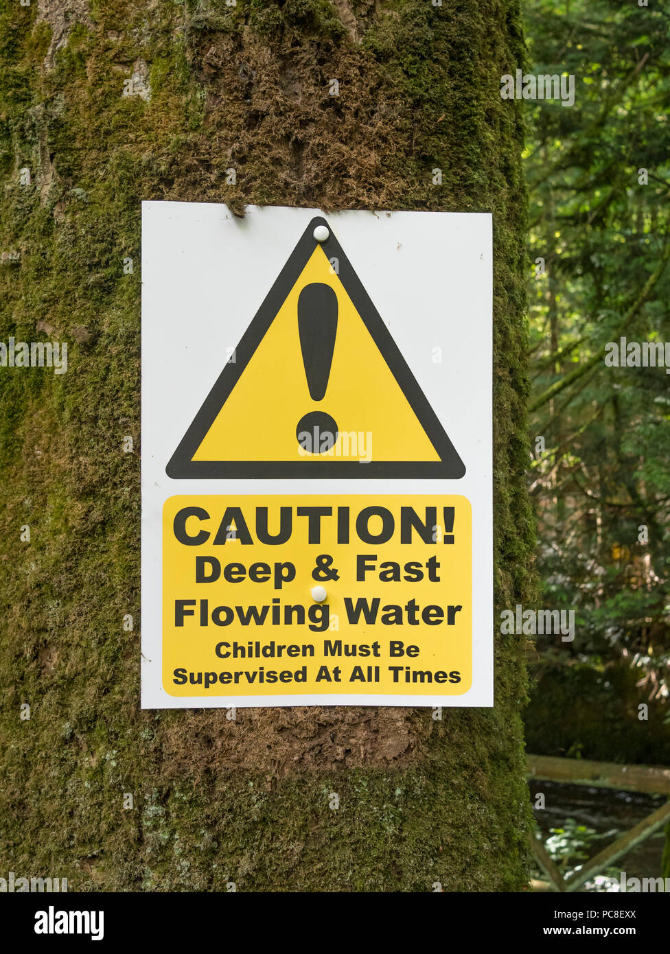 Gelbe dreieckige Warn schild mit Ausrufezeichen. Stockfoto