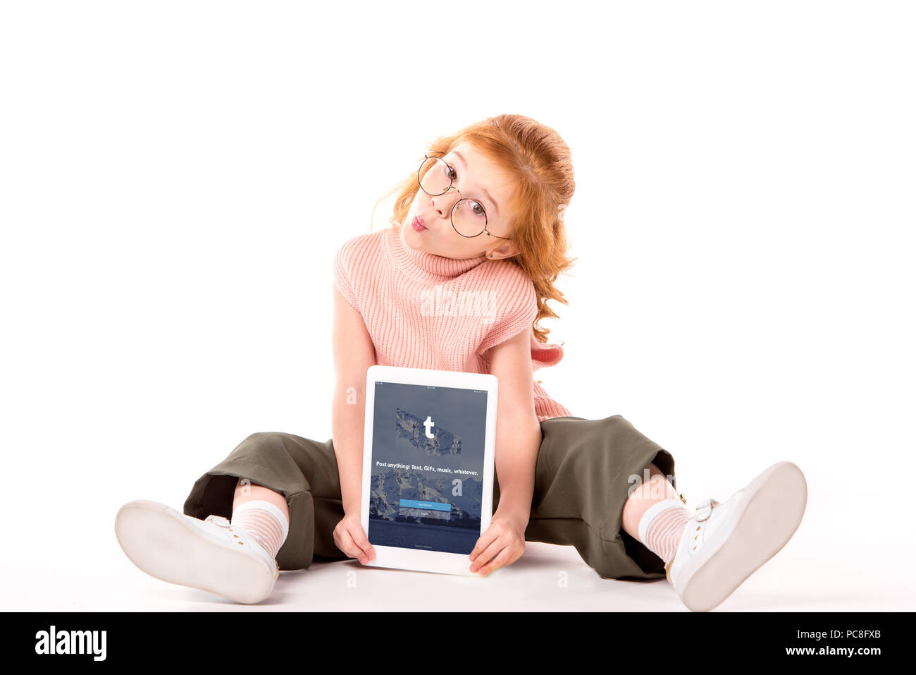 Rote Haare Kind Sitzen Und Halten Tablet Mit Geladenen Tumblr Seite Auf Weiss Stockfotografie Alamy