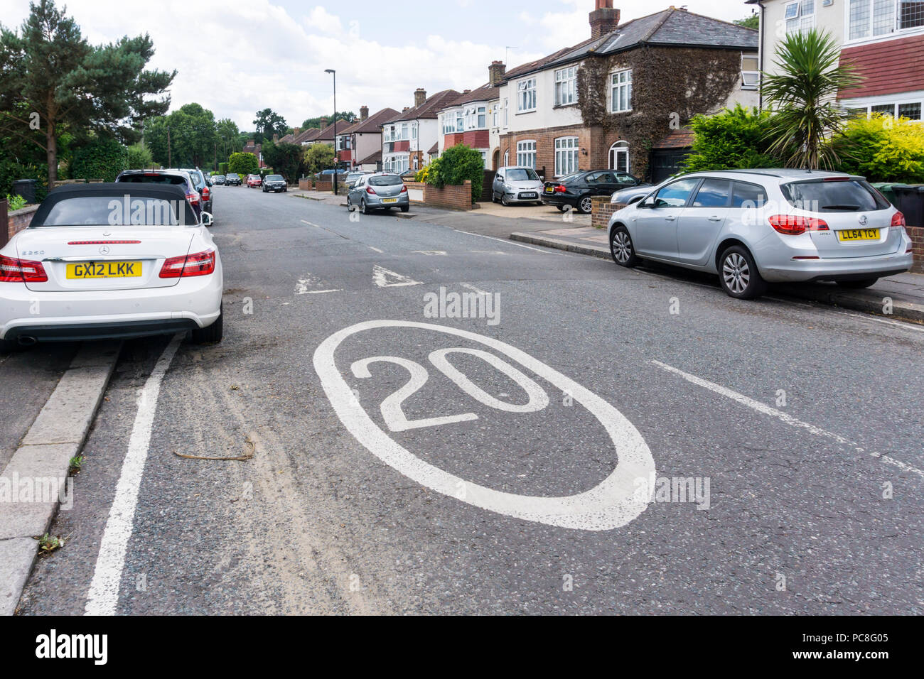 20 mph Höchstgeschwindigkeit Markierung auf der Straße in Lewisham, London. Stockfoto