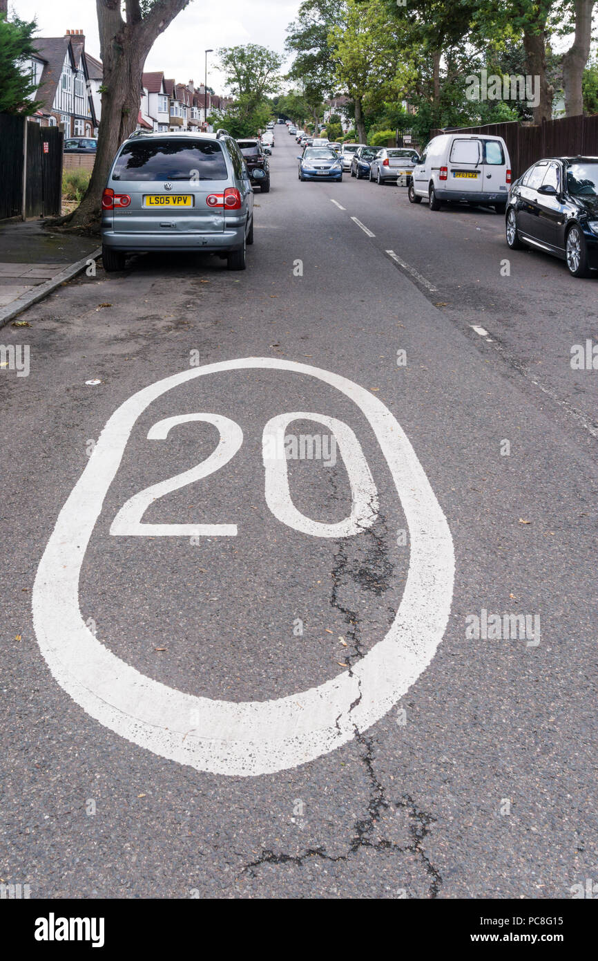 20 mph Höchstgeschwindigkeit Markierung auf der Straße in Lewisham, London. Stockfoto