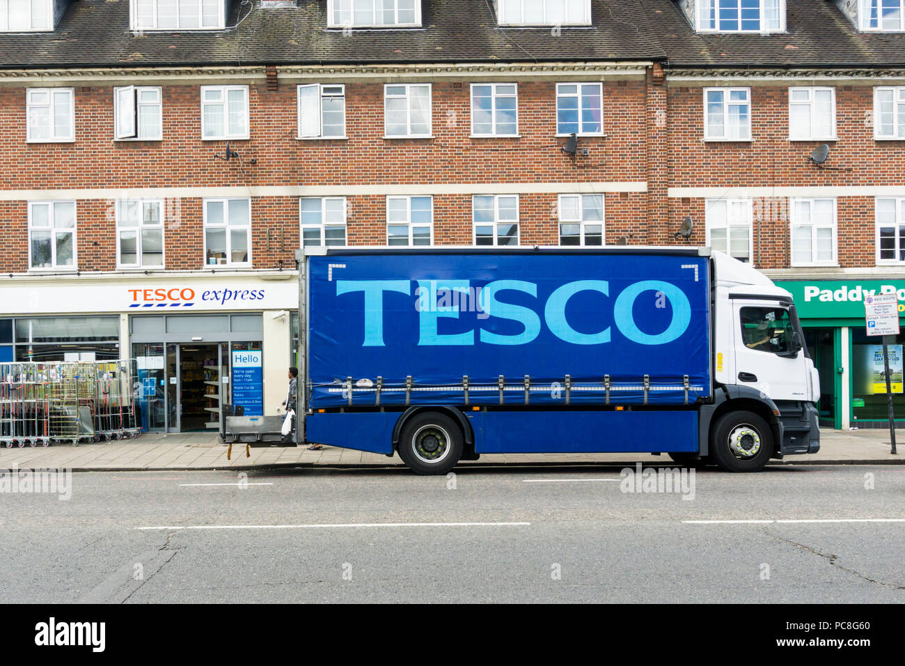 Lieferung über Bürgersteig zu einem Tesco Express Shop im Süden Londons. Stockfoto