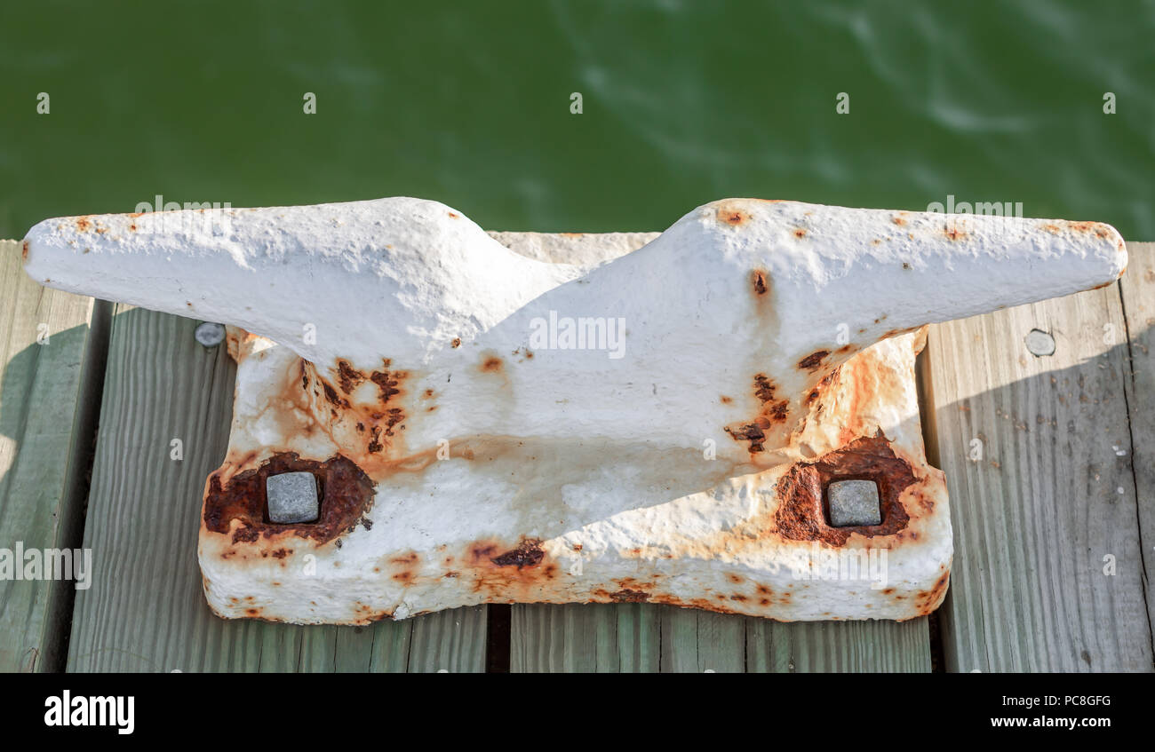 Sehr große weiße Klampe rosten während zu einem Pier befestigt Stockfoto