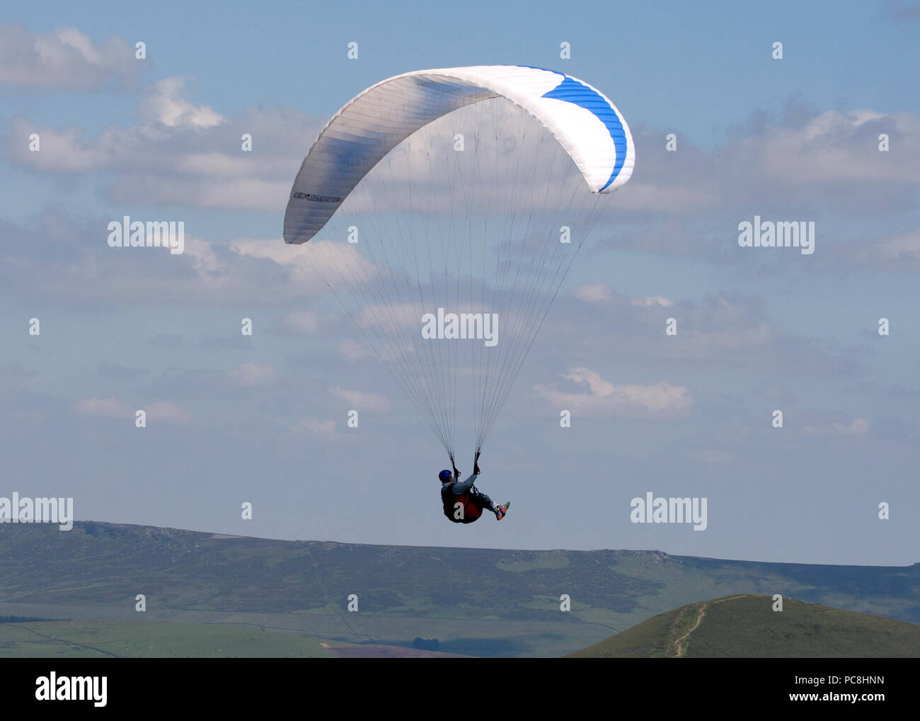 Gleitschirmflieger aus Mam Tor Hope Valley Stockfoto