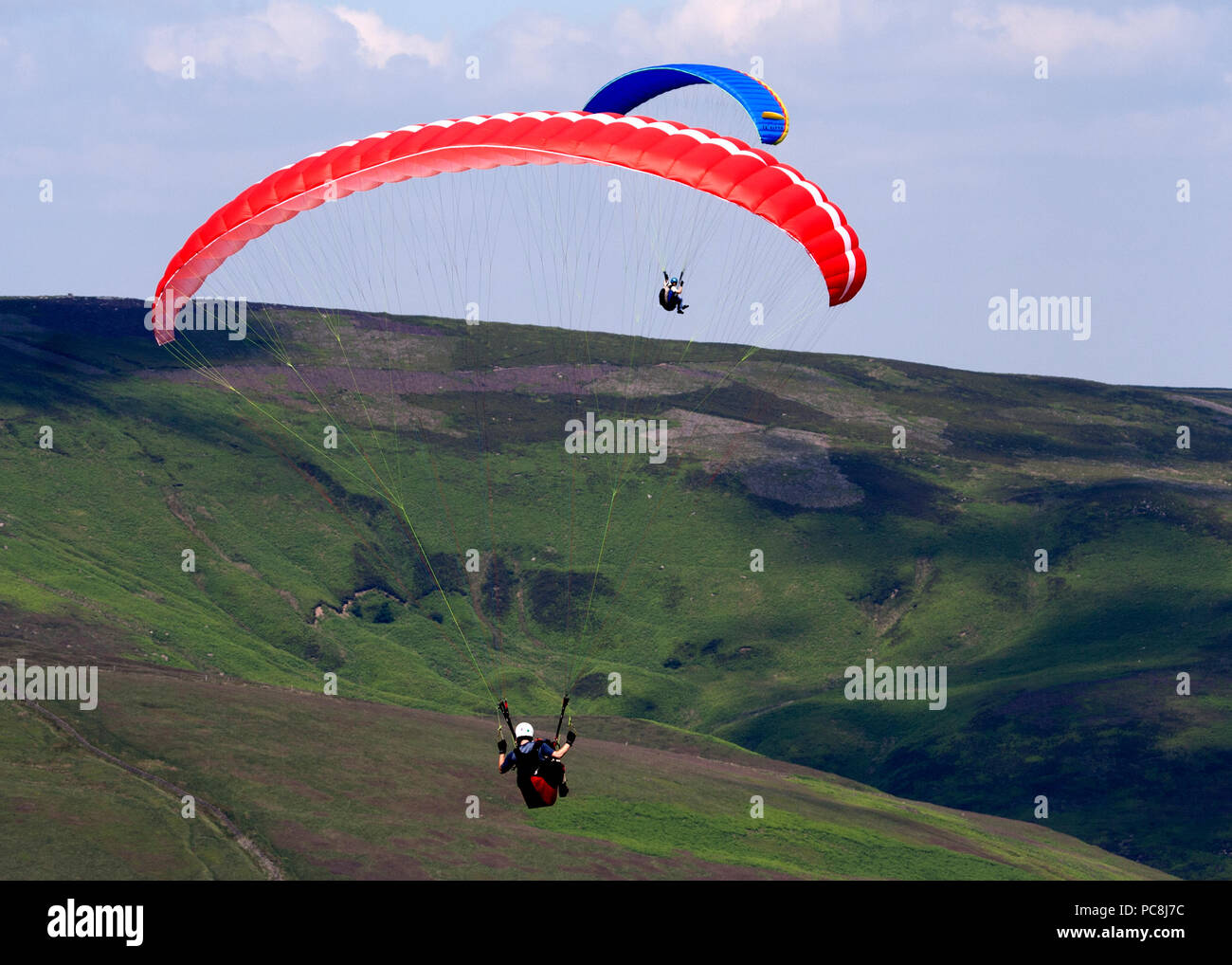 Gleitschirmflieger aus Mam Tor Hope Valley Stockfoto